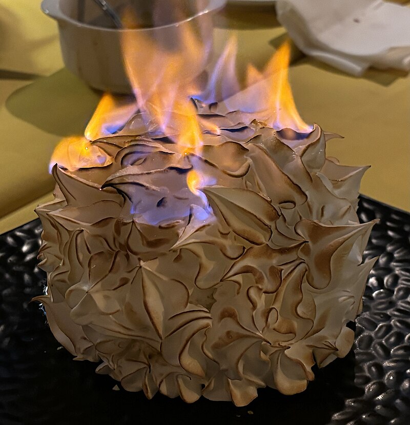 Baked Alaska o Bombe Alaska Flambé, ricetta per tortine monoporzioni