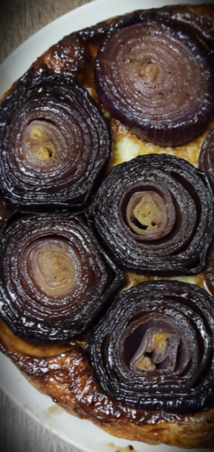 Torta rovesciata di cipolle rosse caramellate e mozzarella